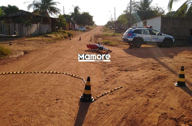 MOTOQUEIRO COLIDE EM LATERAL DE VIATURA DA POLÍCIA MILITAR EM NOVA MAMORÉ