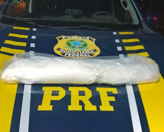 Mulher rouba droga de traficante avaliada em R$ 80 mil, mas é presa pela PRF