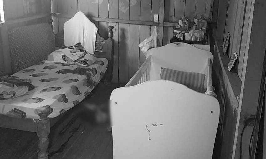 Pai mata filho de cinco anos com facada no pescoço e chega à delegacia sorrindo com bíblia na mão