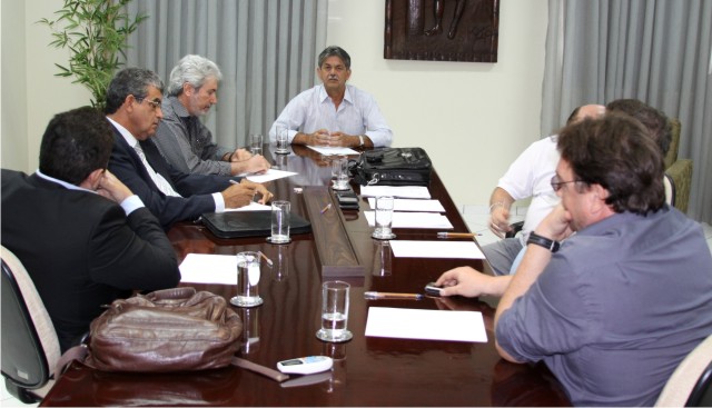 Cahulla reúne secretários e assessores e determina esforço para encerrar exercício dentro da normalidade