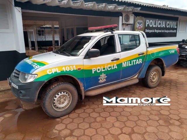MULHER QUEBRA COISAS DENTRO DE CASA E AMEAÇA JOGAR ÁGUA QUENTE NO MARIDO