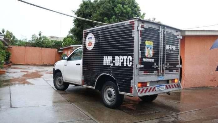 Homem é morto enquanto segurava filho no colo, em Manaus