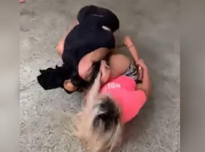 MULHERES BRIGAM POR CIÚMES NA CAMA DURANTE ORGIA COM HOMEM
