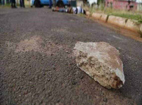 Homem é encontrado agonizando após ser atacado com pedradas