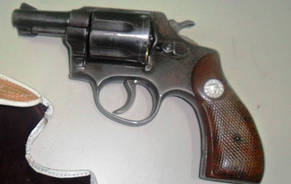 PM flagra homem arrumando arma age rápido para prendê-lo