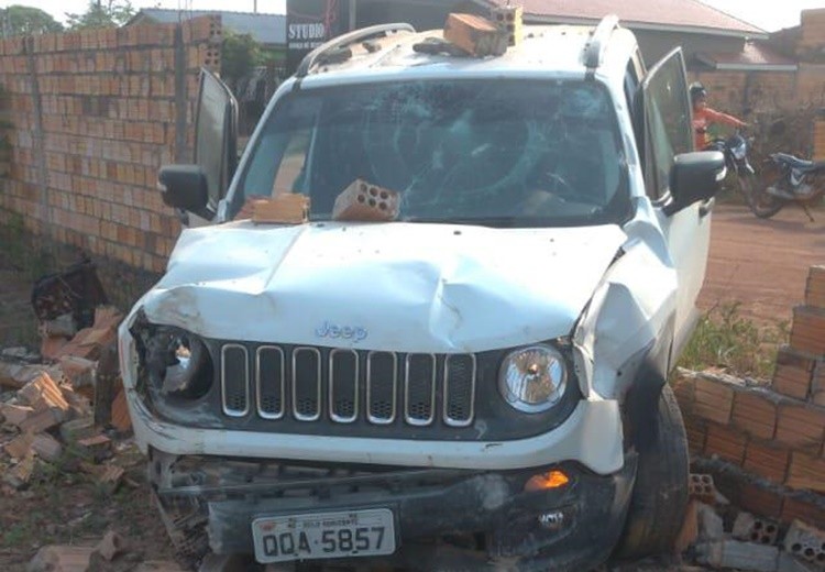 Bandidos com carro de luxo são presos após perseguição e acidente em Nova Mamoré