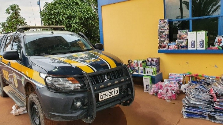 PRF apreende dois veículo lotados de produtos bolivianos