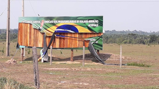 Outdoor com foto de Bolsonaro é alvo de vandalismo em Guajará-Mirim, RO