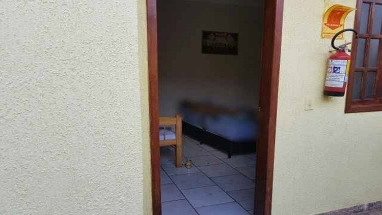 Idosa encontra filho morto em cima da cama em residência
