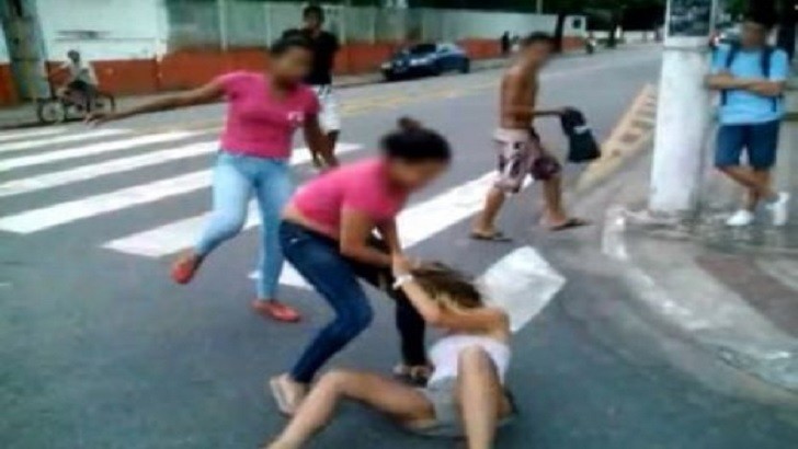 Namoradas saem na porrada durante bebedeira