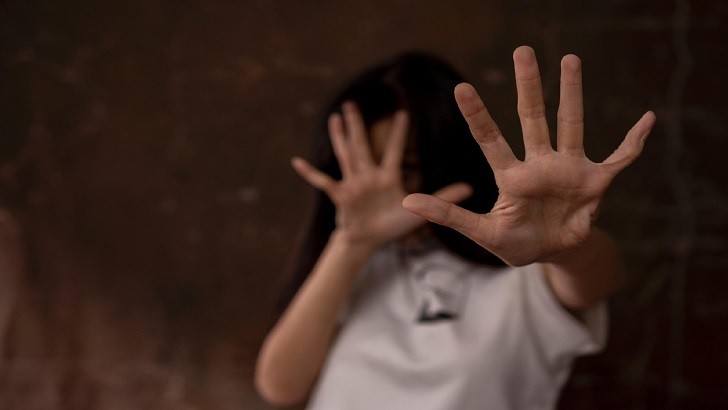 Adolescente de 14 anos é sequestrada e estuprada em motel