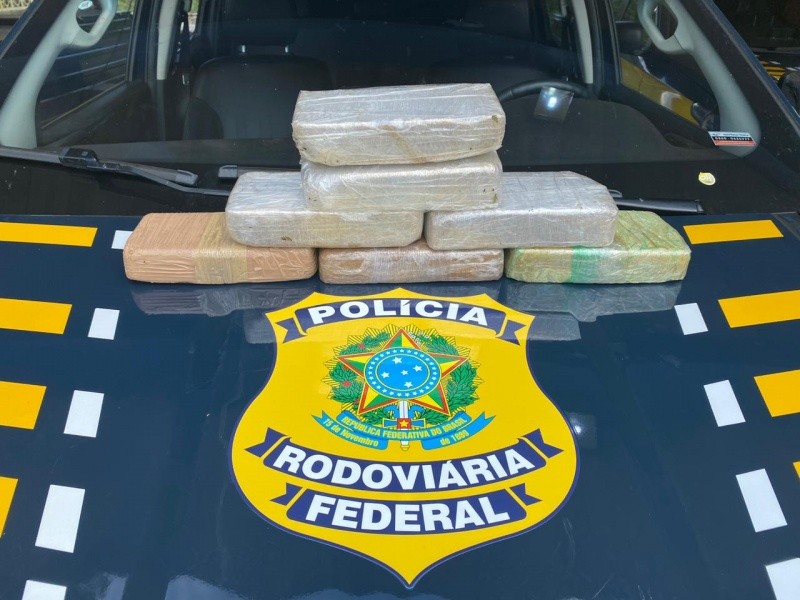 Em Porto Velho/RO, PRF apreende mais de 7 quilos de cocaína em ônibus