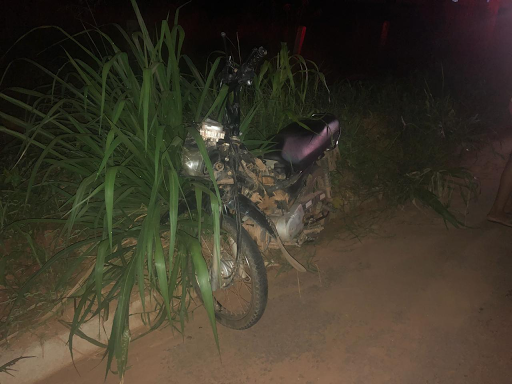 Motociclista perda controle da direção ao passar por depressão e cai ao solo inconsciente