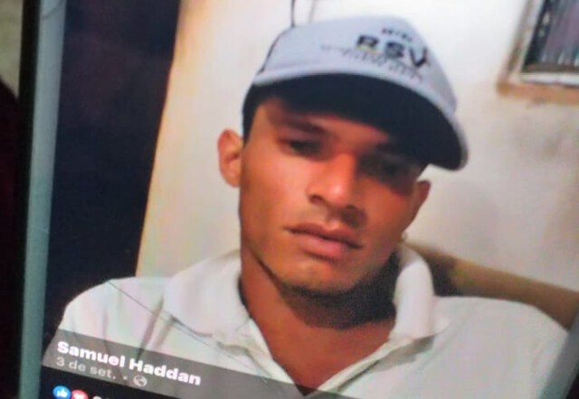 Jovem é morto em frente de casa