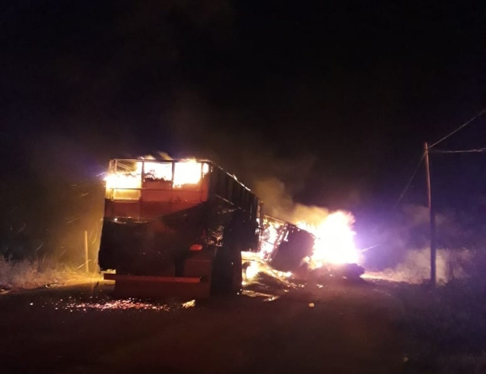 Entre RO e AC: carreta pega fogo e motorista morre carbonizado após acidente
