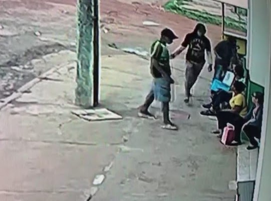 Três elementos são presos após pratica de assalto flagrada por câmeras de seguranças em frente a Comercial Obadias no centro da cidade