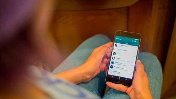 Dona de casa descobre traição pelo WhatsApp e apanha do marido ao tomar satisfação