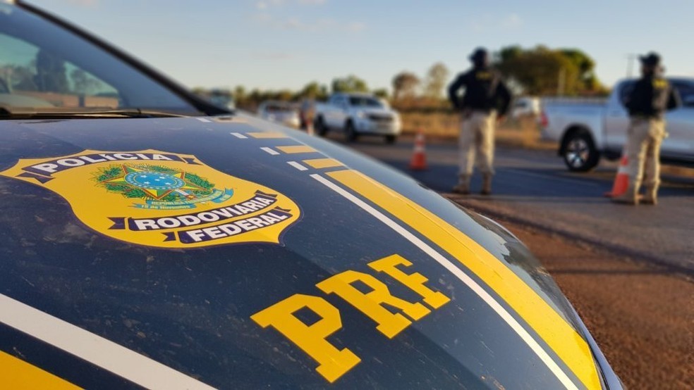 Casal é detido pela PRF com motocicleta roubada
