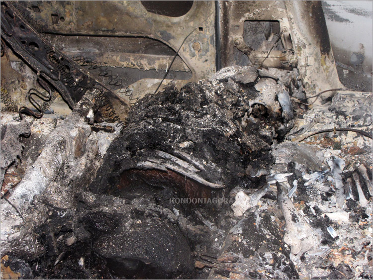 Carro incendiado com homem dentro em Porto Velho