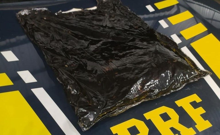 Mulher é presa transportando 2,5 kg de cocaína preta em Rondônia