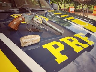 Motorista é preso com arma na cueca pela PRF e porção de droga no carro