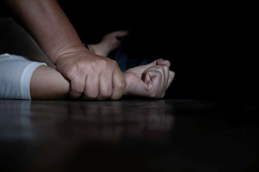 Adolescente denuncia que era estuprada pelo avô há cinco anos, por dinheiro