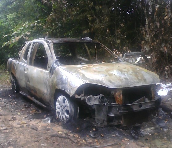 Agentes da Homicídios junto com parentes identificam a vítima carbonizada