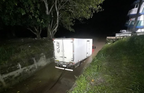 Caminhão é abandonado no porto do SENAG após cair no rio em tentativa frustrada de ser cruzado para a Bolívia