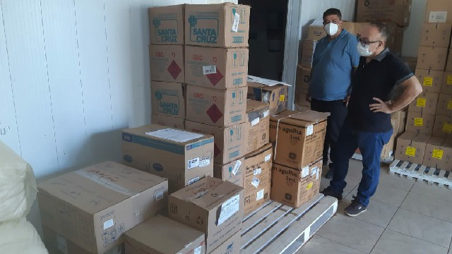 ASSOCIAÇÃO COMERCIAL FAZ DOAÇÃO DE ALGUNS MATERIAIS HOSPITALARES PARA COMBATER À COVID-19 EM GUAJARÁ-MIRIM.