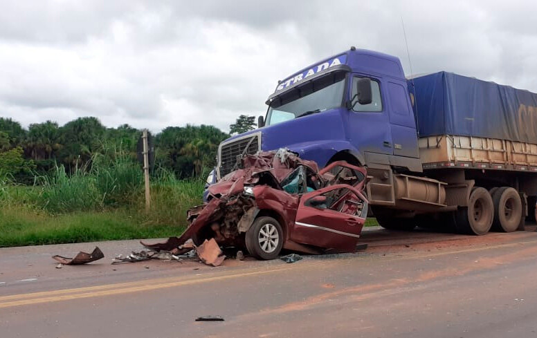 Bebê morre em acidente envolvendo duas carretas e um carro na BR-364