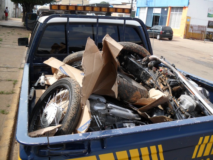 Ladrões são presos em flagrante com motos desmontadas dentro de carro, dólar e droga em barreira na PRF - Fotos