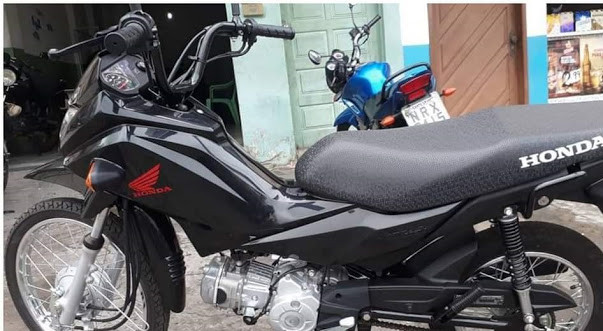 Mulher tem arma apontada para cabeça enquanto dois elementos roubam a moto e documentos pessoais em Guajará-Mirim