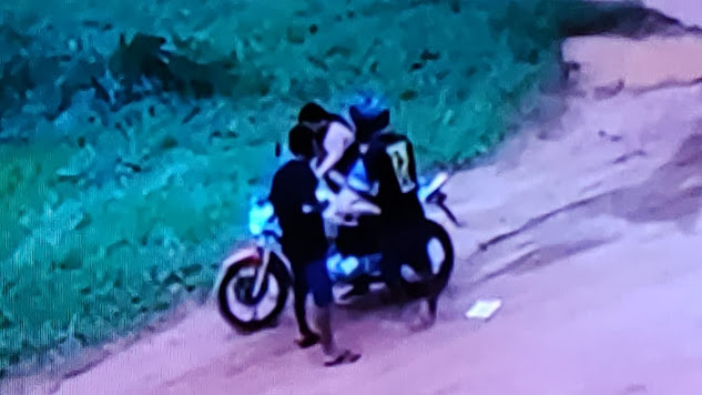 Câmeras de seguranças flagram assalto na Avenida Marechal Deodoro no bairro da Serraria