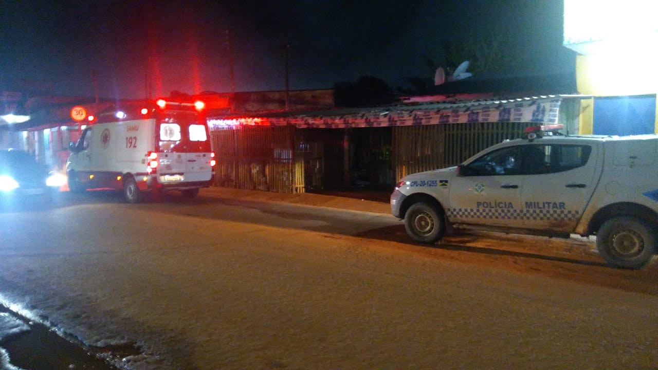 Mulher morre com tiro no pescoço e marido é preso pela PM