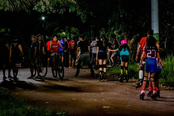 Jovens ignoram perigo, lotam Skate Park e fazem festas clandestinas