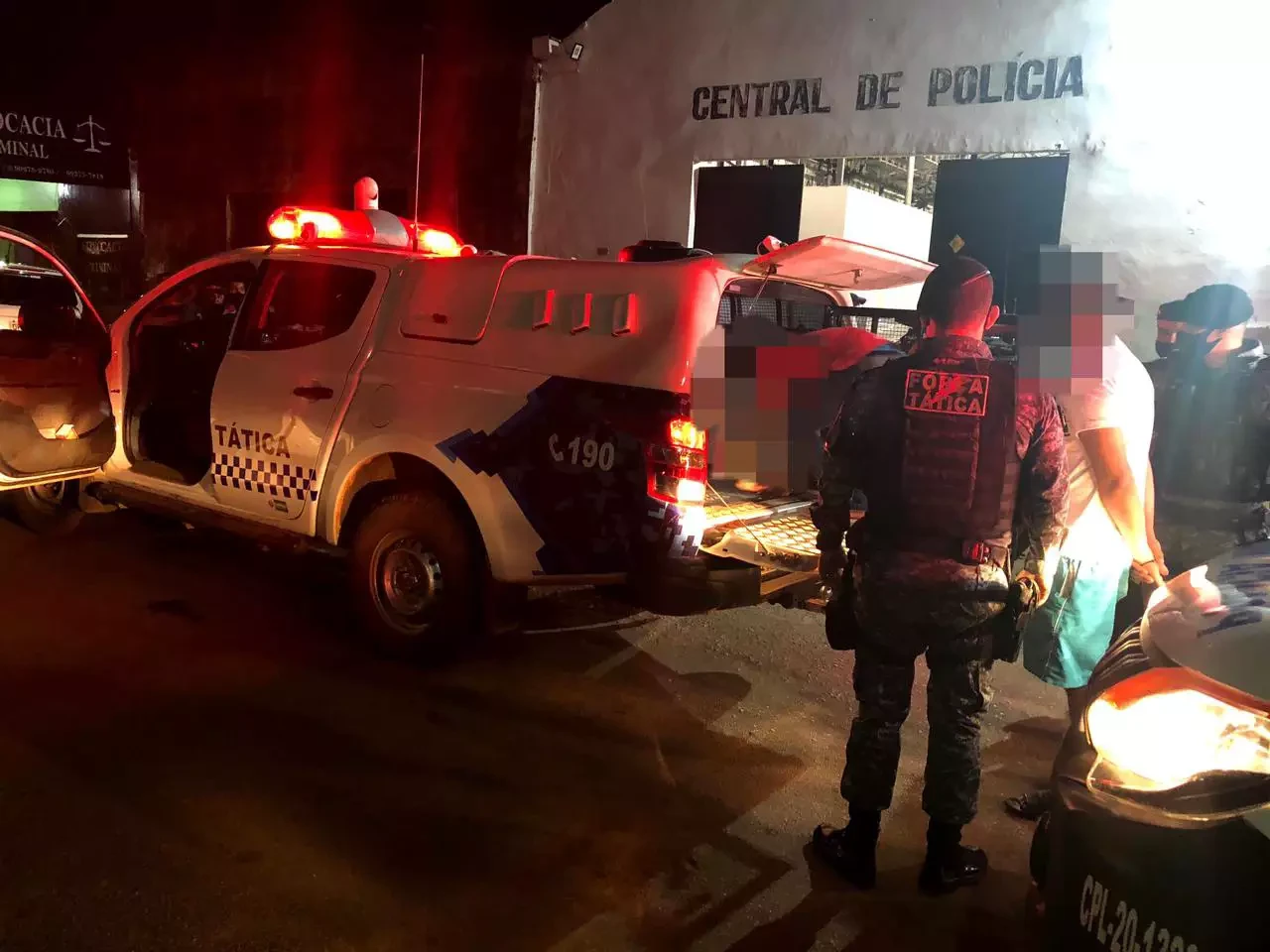 Apenado e marginal de 16 anos são detidos com arma e motocicleta roubada