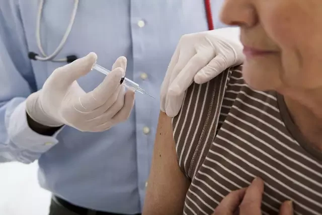 Covid-19: pessoas já infectadas devem esperar um mês antes de vacinar