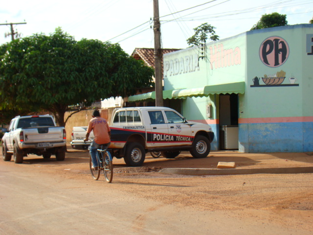 Ladrões armados assaltam funcionários de padaria no bairro 10 de Abril.