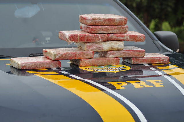 PRF APREENDE MAIS DE 11 KG DE COCAÍNA E HOMEM AO REAGIR A PRISÃO É ALVEJADO COM UM DISPARO
