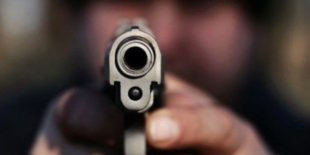 Entregador de churrasco tem moto roubada após sofrer ameaça de arma de fogo