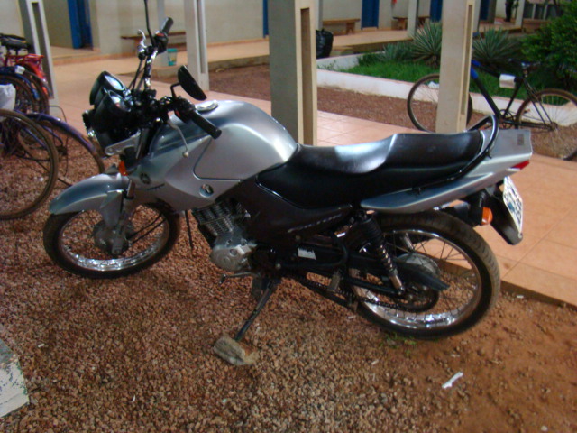 Ladrão rouba motocicleta de mulher após oferecer ajuda para colocar a corrente que havia caído.