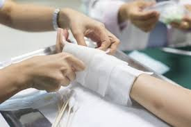 Jovem fica gravemente lesionado nas mãos