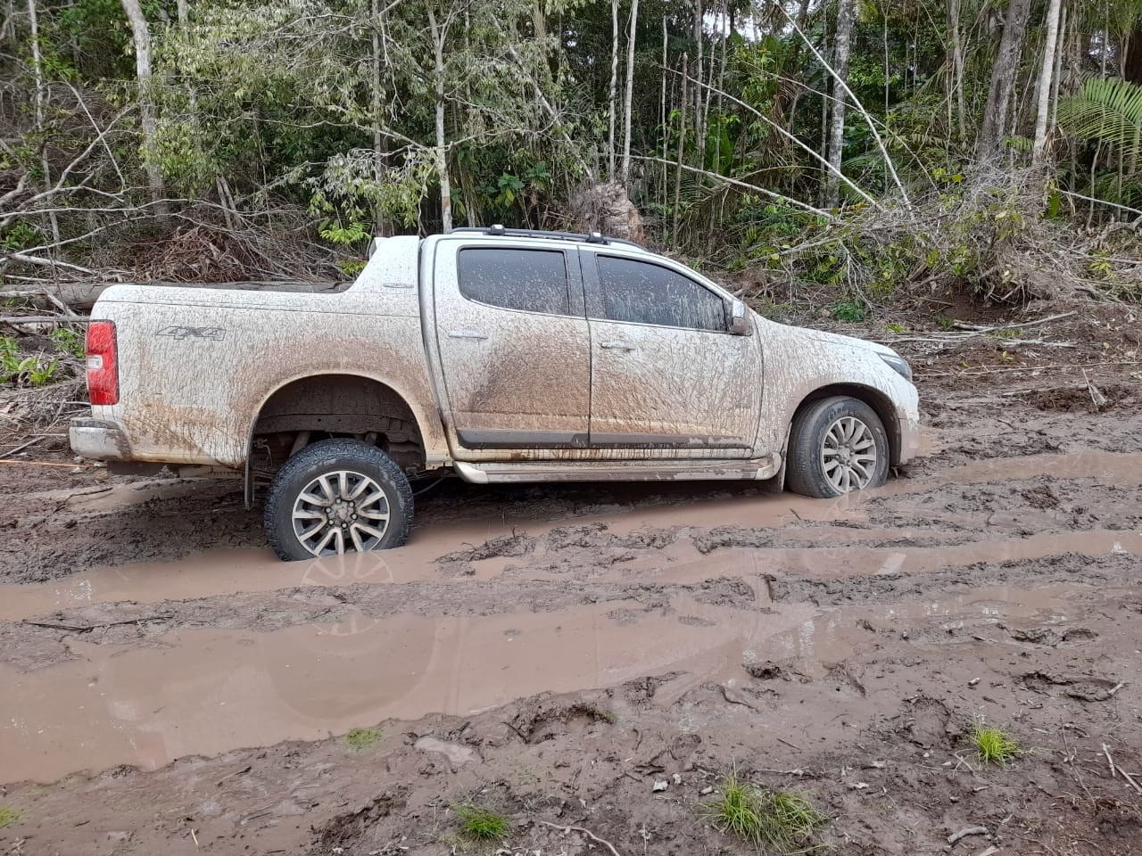 Casal de idosos é mantido refém enquanto assaltante fugia com caminhonete