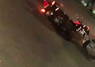 Homem perde controle de motocicleta em frente de agentes de trânsito e policiais militares