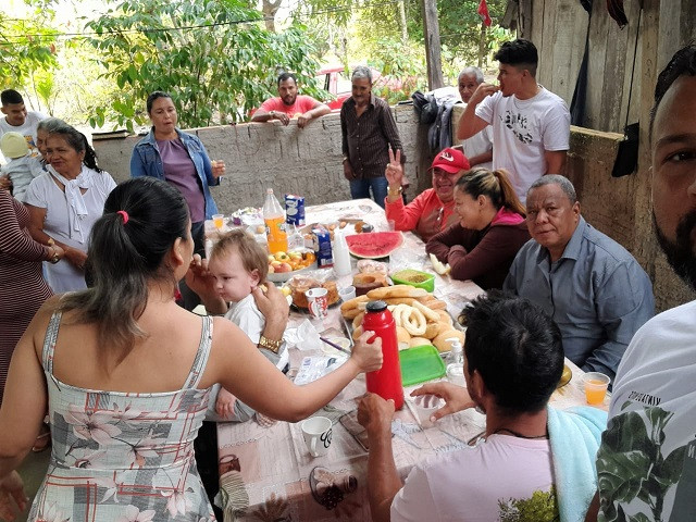 CAFÉ DA MANHÃ EM COMEMORAÇÃO AO DIA DAS MÃES NO SÍTIO “4 IRMÃOS”.