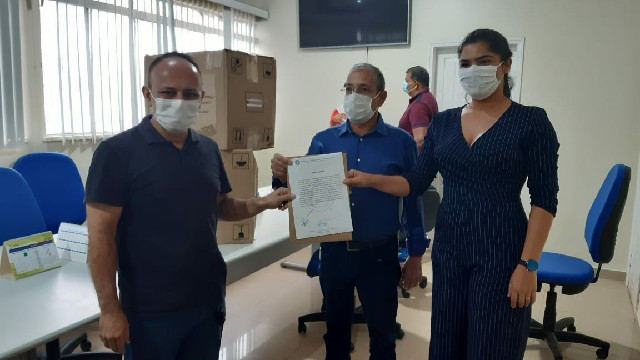 ASSOCIAÇÃO COMERCIAL DE GUAJARÁ-MIRIM E EMPRESÁRIO VÍRGILIO ENTREGAM MEDICAMENTOS AO MUNICÍPIO.
