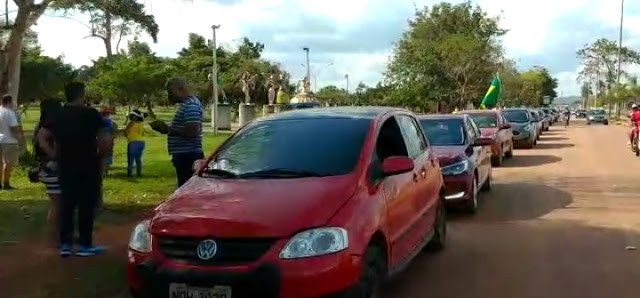 Familiares de policiais militares e bombeiros participam de protesto em Guajará-Mirim