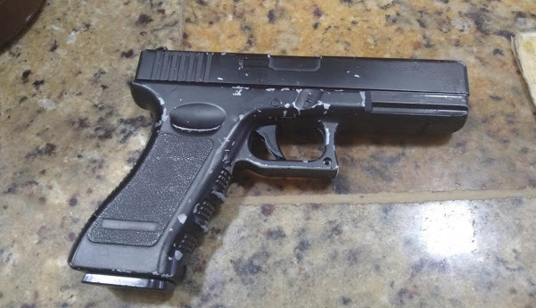 Homem que disse ser Delegado da Polícia Federal é preso com pistola de brinquedo em Guajará-Mirim