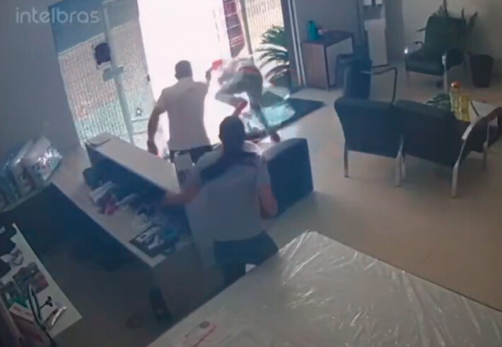 Vídeo: Comerciante reage a assalto, mata bandido e fere outro