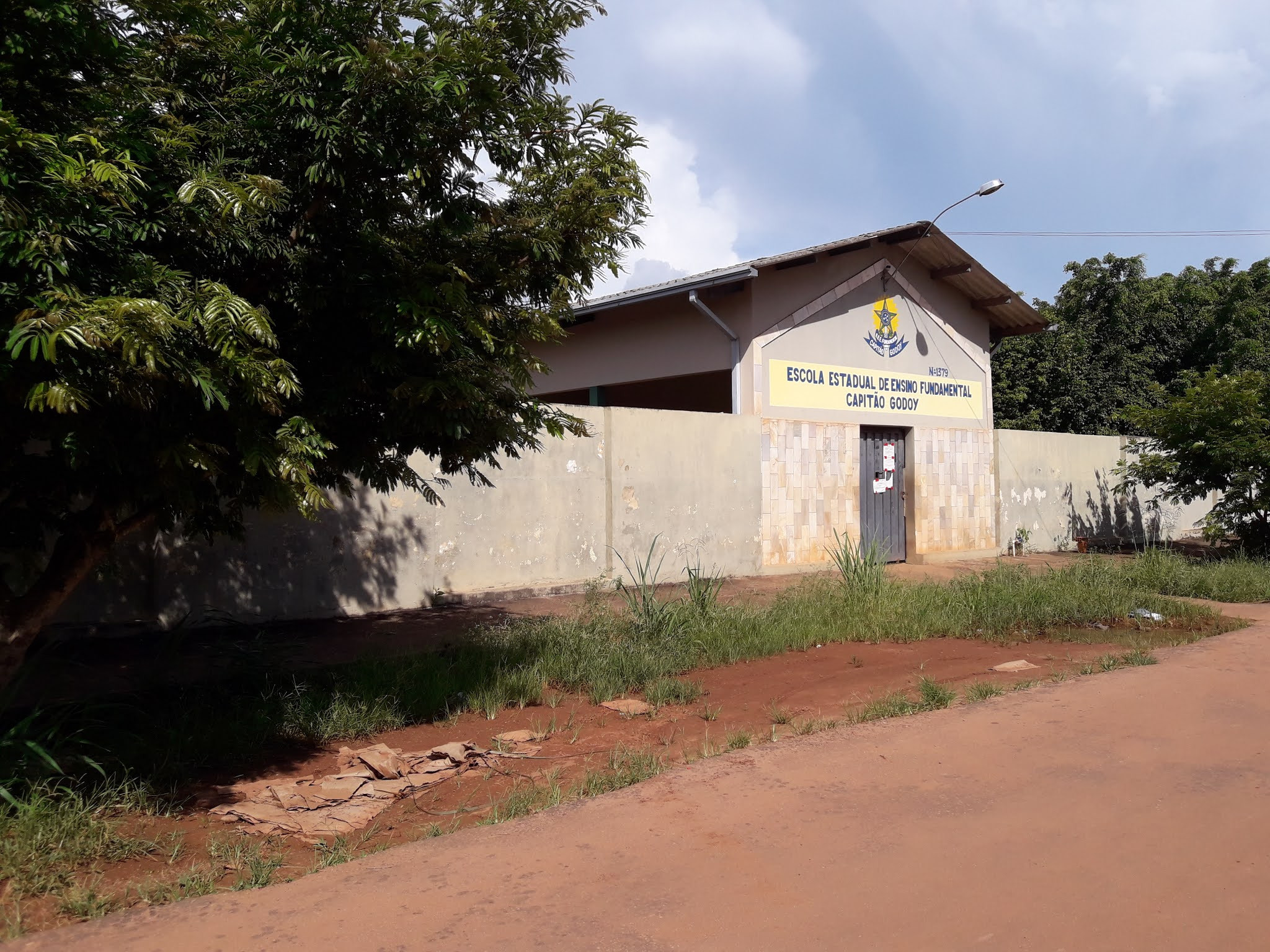 POLICIAIS MILITARES FLAGRAM FORAGIDO DA JUSTIÇA FURTANDO FIAÇÃO DA ESCOLA CAPITÃO GODOY